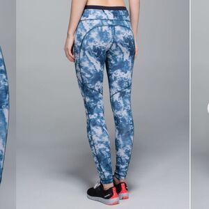 Lululemon Speed Tight III Luxtreme
Sea Side Silver Fox Alberta Lake / Naval Blue